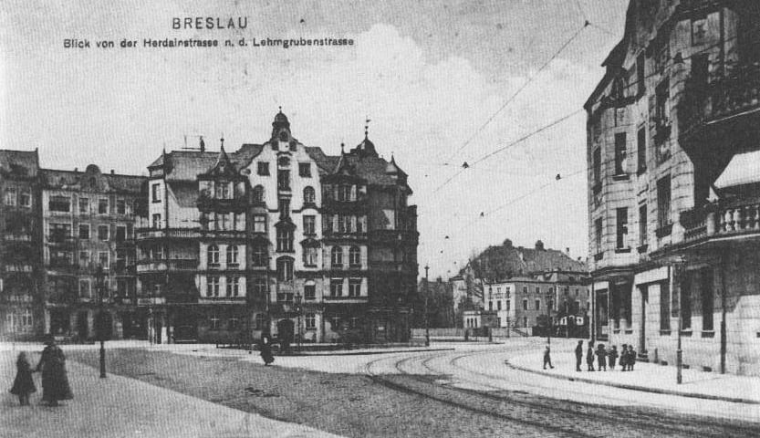 Powiększ obraz: <p>Nieistniejąca już kamienica na rogu ulic Glinianej i Ł&oacute;dzkiej w latach 1905-1920. To w niej mieszkali niekt&oacute;rzy z bohater&oacute;w powieści Petera Bozicia.</p>