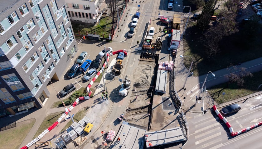 Powiększ obraz: Remont torowiska w rejonie skrzyżowania Glinianej z Borowską