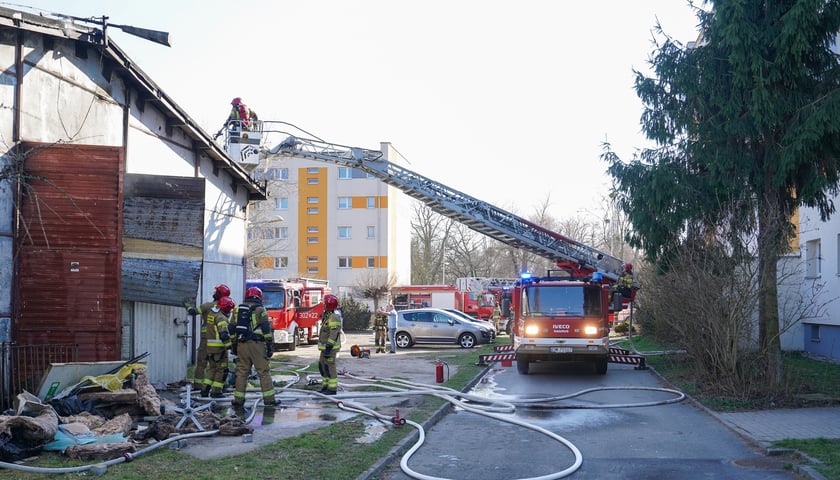 Powiększ obraz: Pożar magazynu  na terenie Wojewódzkiego Szpitala Specjalistycznego we Wrocławiu przy ulicy Kamieńskiego
