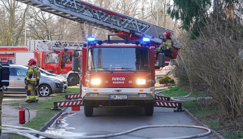 Powiększ obraz: Pożar magazynu  na terenie Wojewódzkiego Szpitala Specjalistycznego we Wrocławiu przy ulicy Kamieńskiego