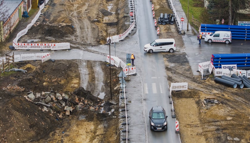 Powiększ obraz: Budowa trasy autobusowo-tramwajowej na Swojczyce. Zdjęcie z 16 marca 2026 r.