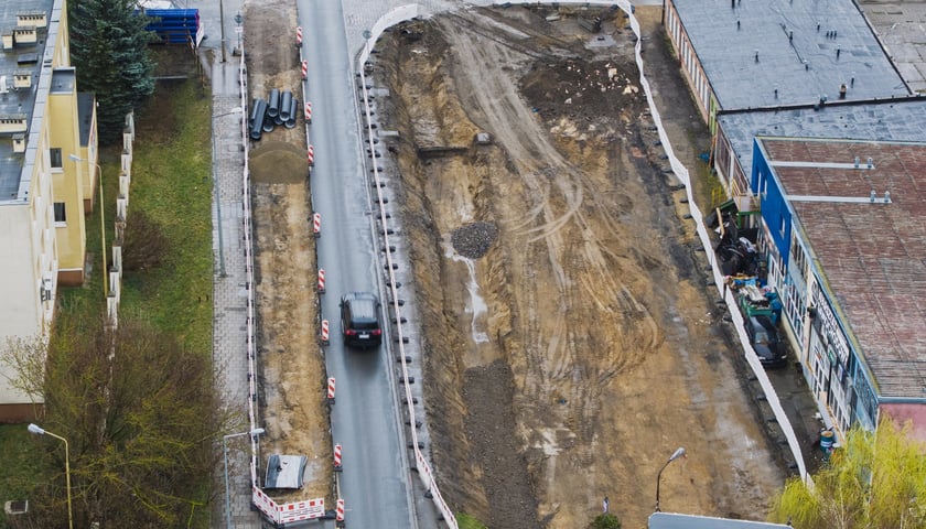 Powiększ obraz: Budowa trasy autobusowo-tramwajowej na Swojczyce. Zdjęcie z 16 marca 2026 r.