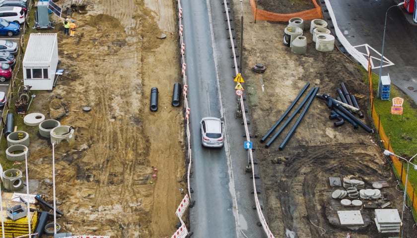 Powiększ obraz: Budowa trasy autobusowo-tramwajowej na Swojczyce. Zdjęcie z 16 marca 2026 r.