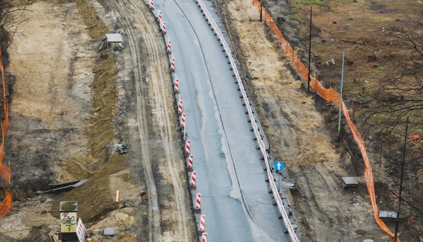 Powiększ obraz: Budowa trasy autobusowo-tramwajowej na Swojczyce. Zdjęcie z 16 marca 2026 r.