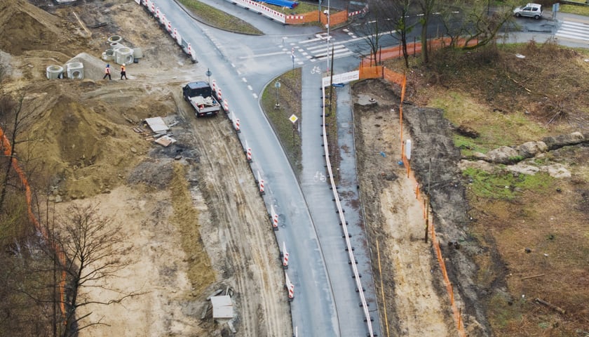 Powiększ obraz: Budowa trasy autobusowo-tramwajowej na Swojczyce. Zdjęcie z 16 marca 2026 r.