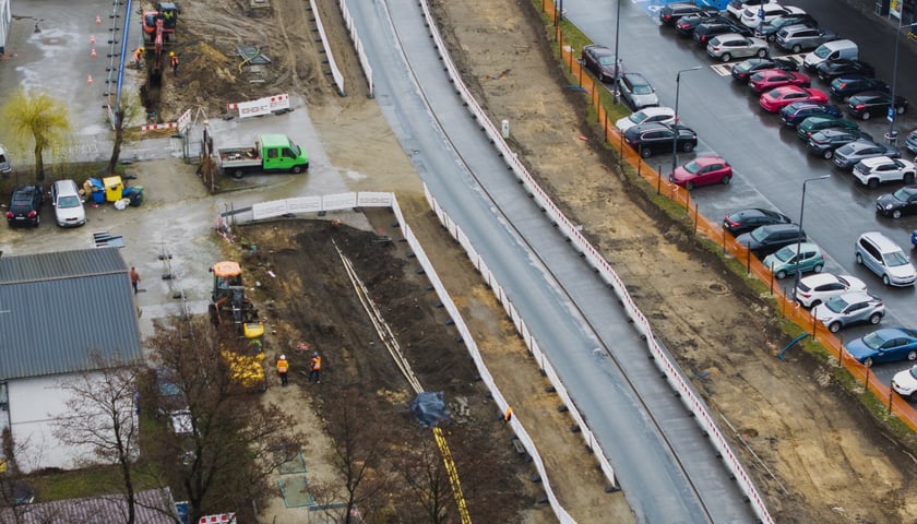 Powiększ obraz: Budowa trasy autobusowo-tramwajowej na Swojczyce. Zdjęcie z 16 marca 2026 r.