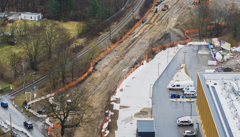 Powiększ obraz: Budowa trasy autobusowo-tramwajowej na Swojczyce. Zdjęcie z 16 marca 2026 r.