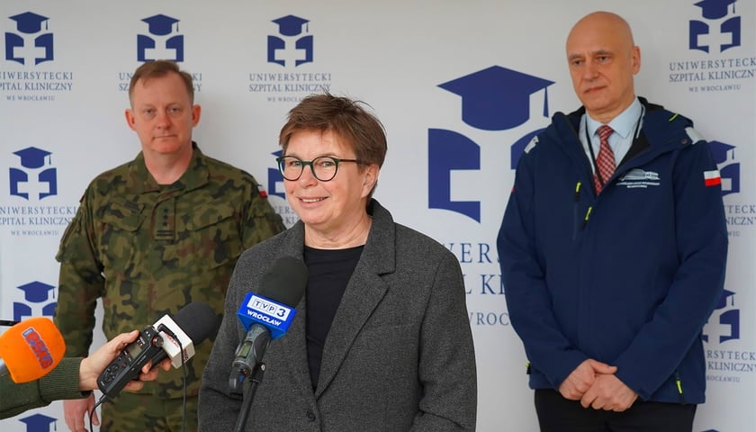 Powiększ obraz: Od lewej strony: płk Edward Chyła, dowódca16 DBOT, Beata Freier, dyrektor Uniwersyteckiego Szpitala klinicznego we Wrocławiu, Dariusz Staniów, dyrektor Wydziału Bezpieczeństwa i Zarządzania Kryzysowego DUW.