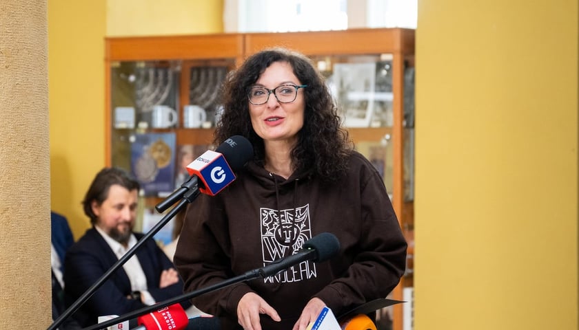 Powiększ obraz: <p>Izabela Duchnowska, radna miejska i osiedlowa z Nadodrza. Zdjęcie wykonane podczas konferencji prasowej ws. plan&oacute;w remontowych na 2026 r.</p>