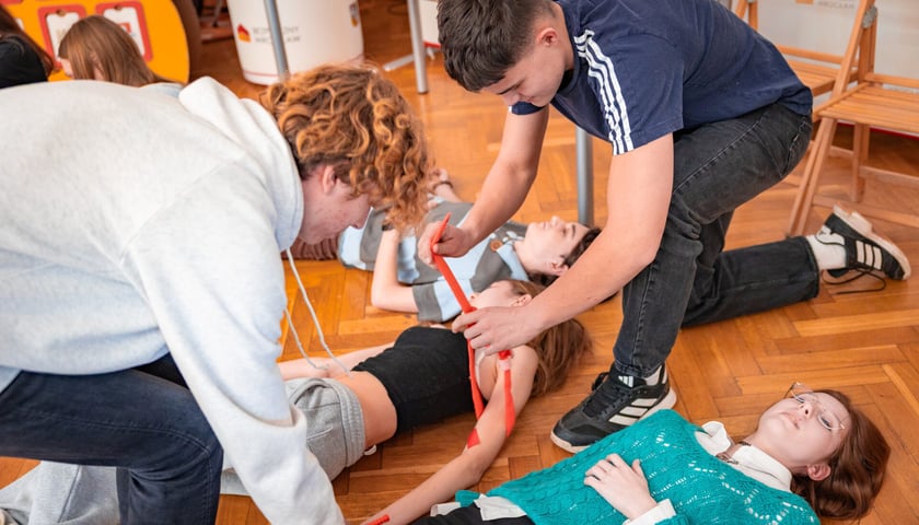 Powiększ obraz: <p>Ważnym elementem szkoleń jest nauka udzielania pierwszej pomocy</p>