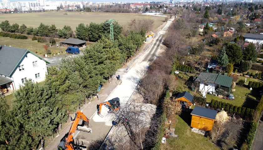 Powiększ obraz: Widok na budowę ulicy Trawowej