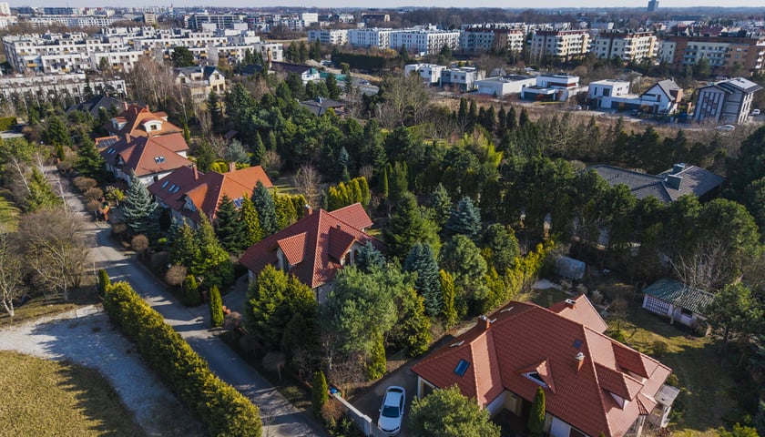 Powiększ obraz: <p>Osiedle Klecina, widok z drona</p>