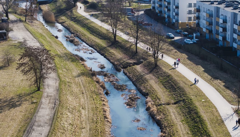 Powiększ obraz: <p>Osiedle Klecina, widok z drona</p>