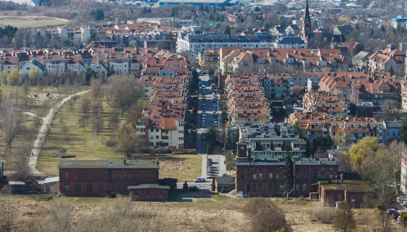 Powiększ obraz: <p>Panorama Kleciny z zabudowaniami dawnej cukrowni na pierwszym planie. Widok z drona.</p>