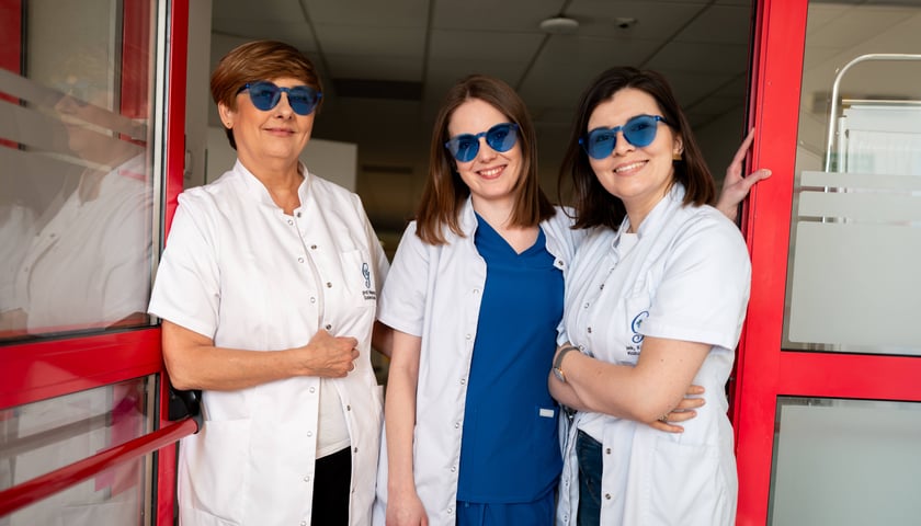 Powiększ obraz: Stoją d lewej: prof. Małgorzata Sobieszczańska, lek. Maria Rataj i lek. Katarzyna Kożuch-Sajdak