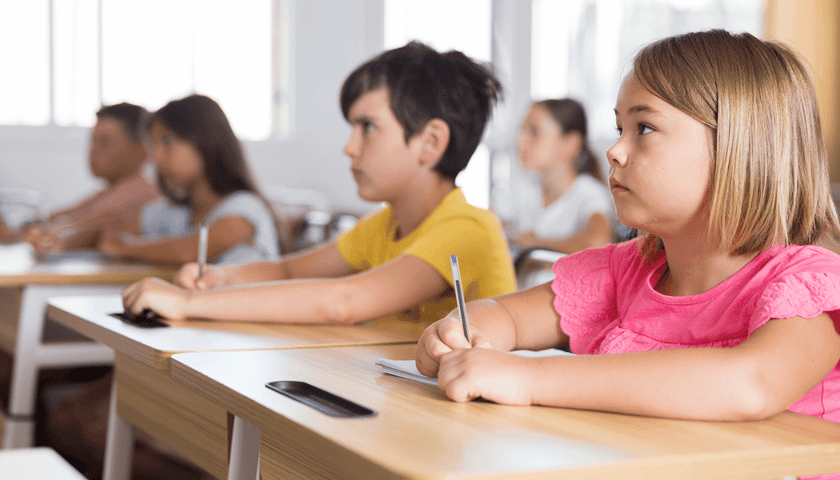 Powiększ obraz: Uczniowie podczas lekcji, zdjęcie ilustracyjne.