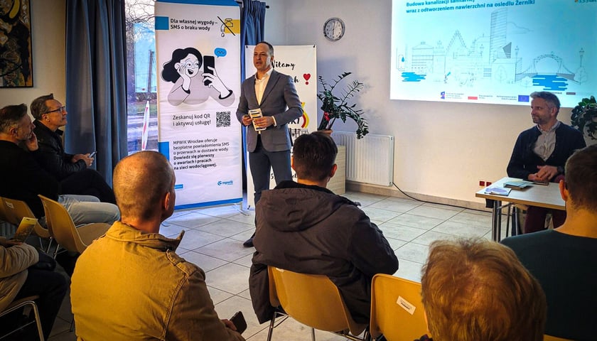 Powiększ obraz: <p>Spotkanie przedstawicieli MPWiK Wrocław, Urzędu Miejskiego Wrocławia, ZDiUM-u i wykonawc&oacute;w z mieszkańcami</p>