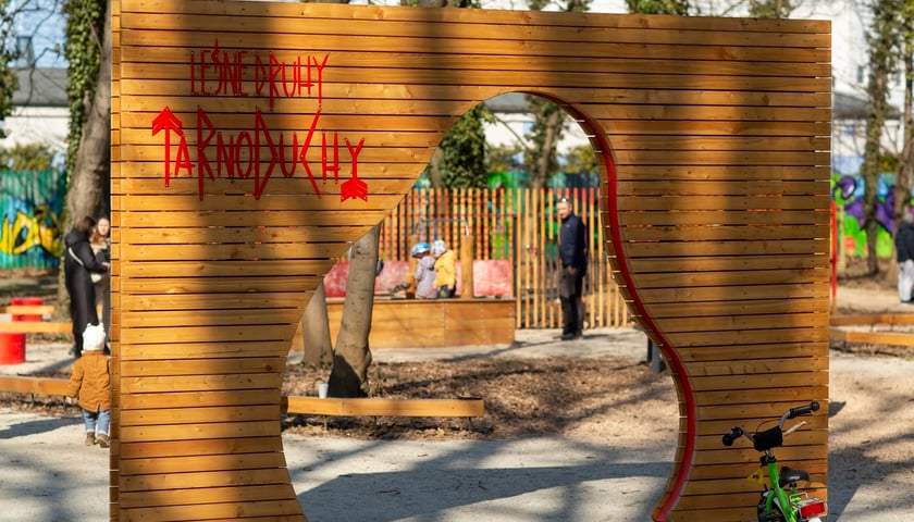 Powiększ obraz: <p>Plac zabaw "Leśne druhy - Tarnoduchy" na Tarnogaju.</p>