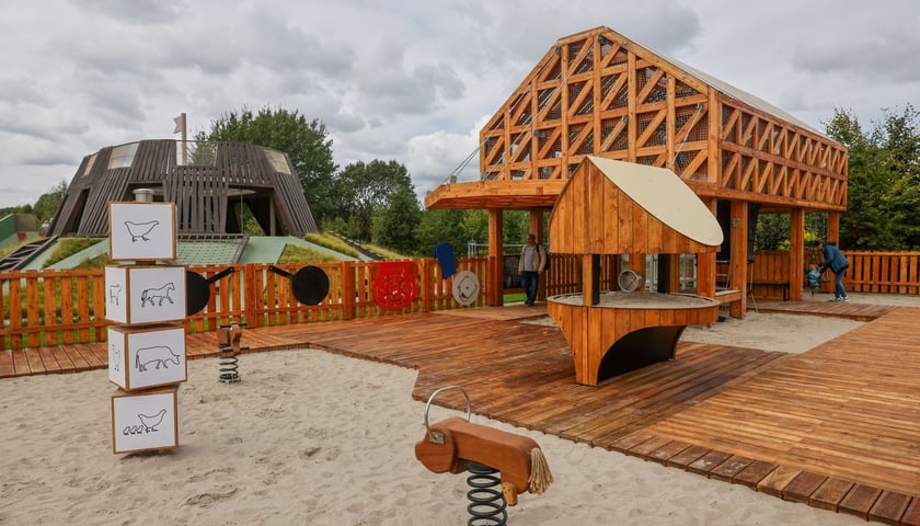 Powiększ obraz: <p>Plac zabaw "Średniowieczny Wrocław" w Parku Tysiąclecia.</p>