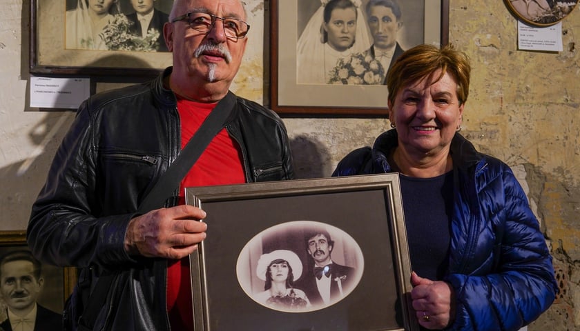 Powiększ obraz: Wystawa „Monidła – portret ślubny” - werisaż