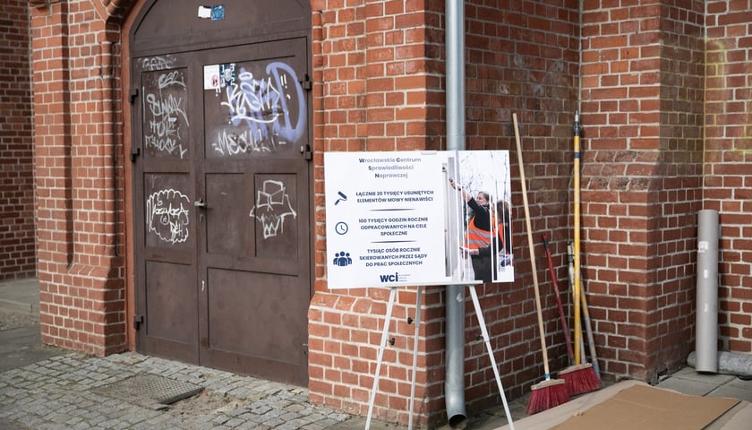 Powiększ obraz: <p>Akcja zamalowywania obraźliwych haseł na murach rusza po raz 5.</p>