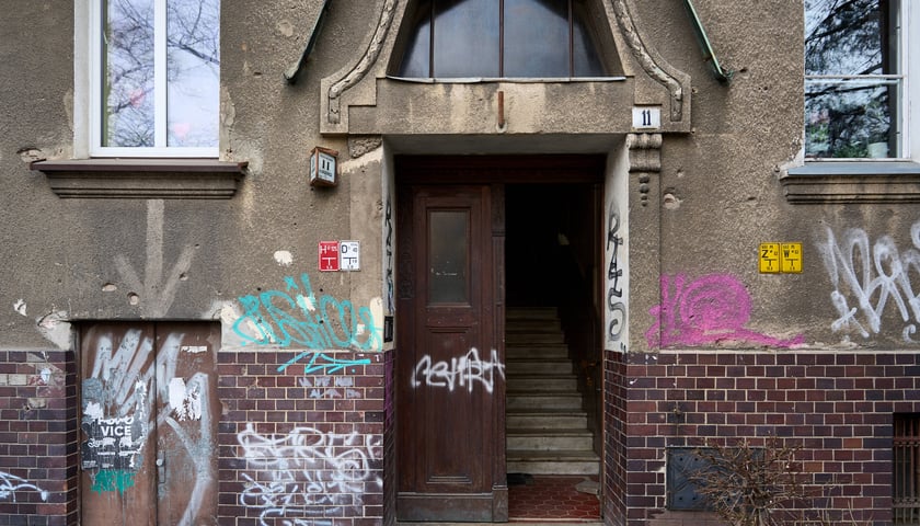 Powiększ obraz: <p>W budynku mieszkała osoba z zaburzeniami związanymi ze zbieractwem</p>