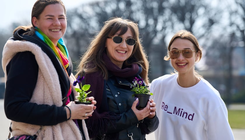 Wrocławianie otrzymali doniczki z kwiatami. Wcześniej zakrywały tajemniczy napis