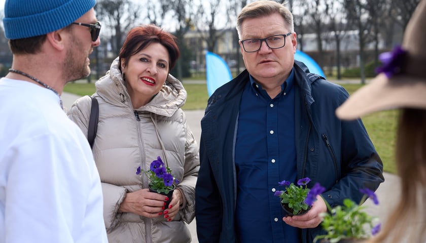 Wrocławianie otrzymali doniczki z kwiatami. Wcześniej zakrywały tajemniczy napis