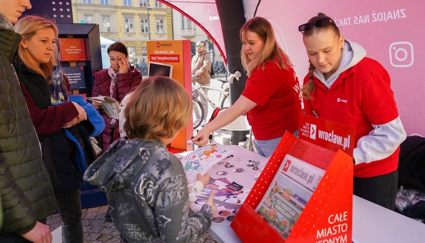 Powiększ obraz: Piknik Hydropolis i MPWiK na placu Solnym we Wrocławiu z okazji Światowego Dnia Wody
