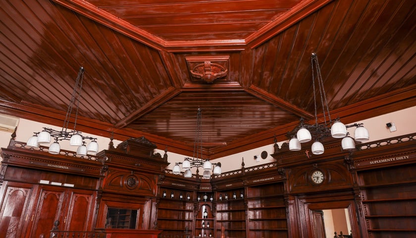 Apteka pod Słońcem sprzedana - zabytkowe meble zostają