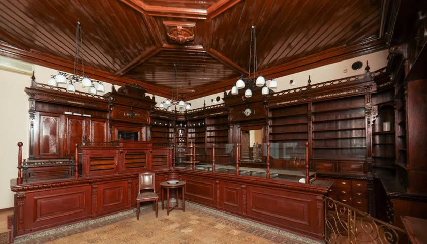 Powiększ obraz: <p>Apteka pod Słońcem sprzedana - zabytkowe meble zostają</p>