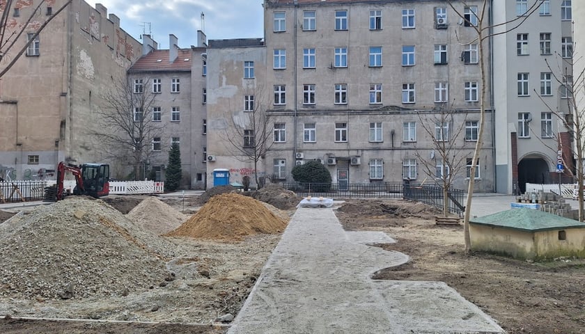 Powiększ obraz: <p>Wykopy i nowe nawierzchnie na podw&oacute;rku przy Nowej</p>