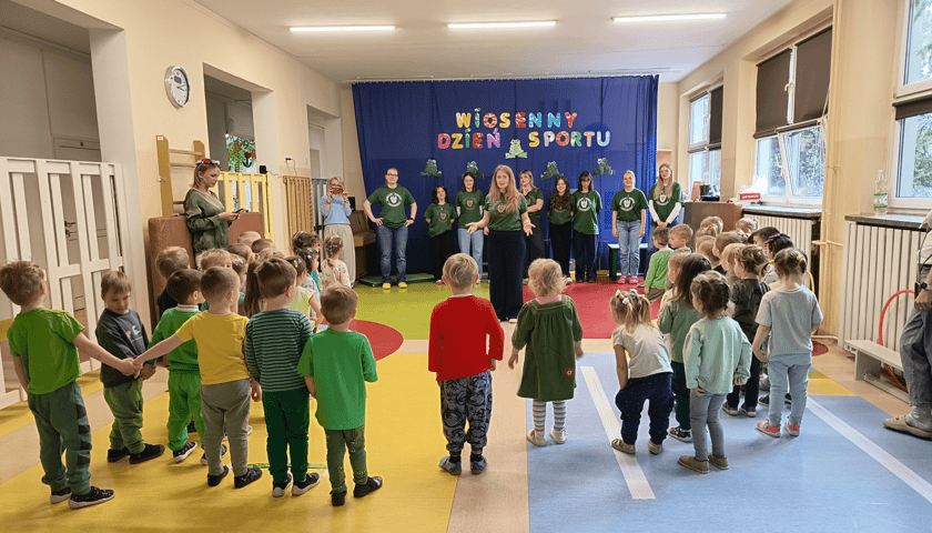 Powiększ obraz: Zajęcia ze studentami w Przedszkolu nr 149