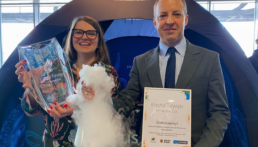 Powiększ obraz: <p>Karolina Michalak-Żmuda i Przemysław Gałecki z MPWiK Wrocław z nagrodą Kryształ Turystyki dla Hydropolis</p>