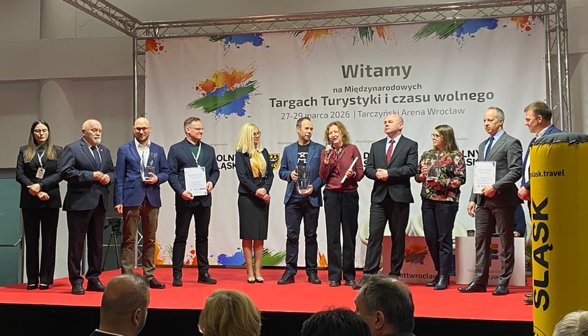 Powiększ obraz: <p>Wręczenie nagr&oacute;d Kryształ Turystyki 2026 podczas Międzynarodowych Targ&oacute;w Turystyki i czasu wolnego.</p>