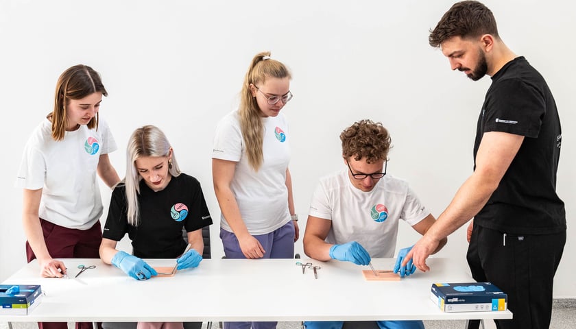 Powiększ obraz: Studenci z Koła Naukowego Chirurgii Naczyniowej, Ogólnej i Transplantacyjnej Uniwersytetu Medycznego