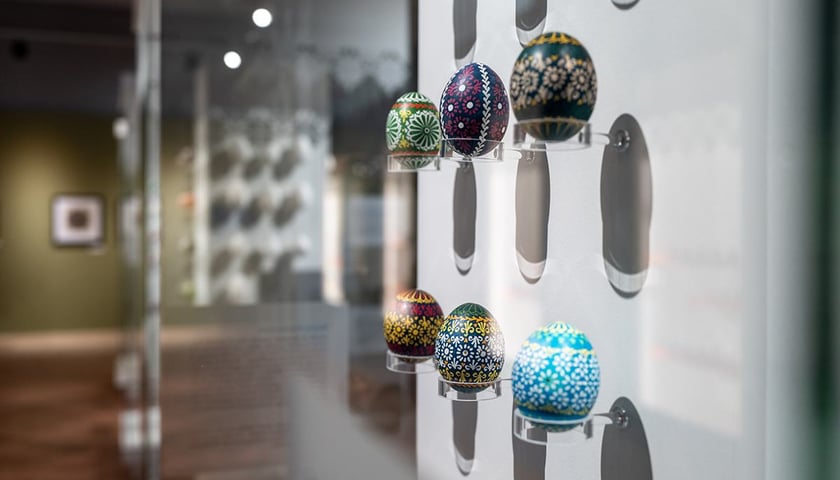 Powiększ obraz: Różnokolorowe pisanki wyeksponowane w pionowej gablocie w Muzeum Etnograficznym