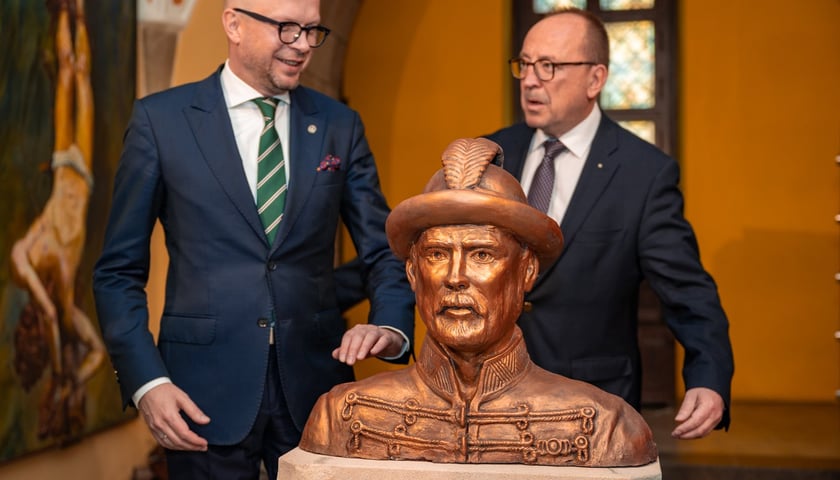 Powiększ obraz: <p>Odsłonięcie popiersia generała J&oacute;zefa Bema we wrocławskim ratuszu &ndash; wiceprezydent Wrocławia Jakub Mazur i&nbsp;Zsolt N&eacute;meth, wiceprezes Stowarzyszenia R&aacute;k&oacute;czi</p>