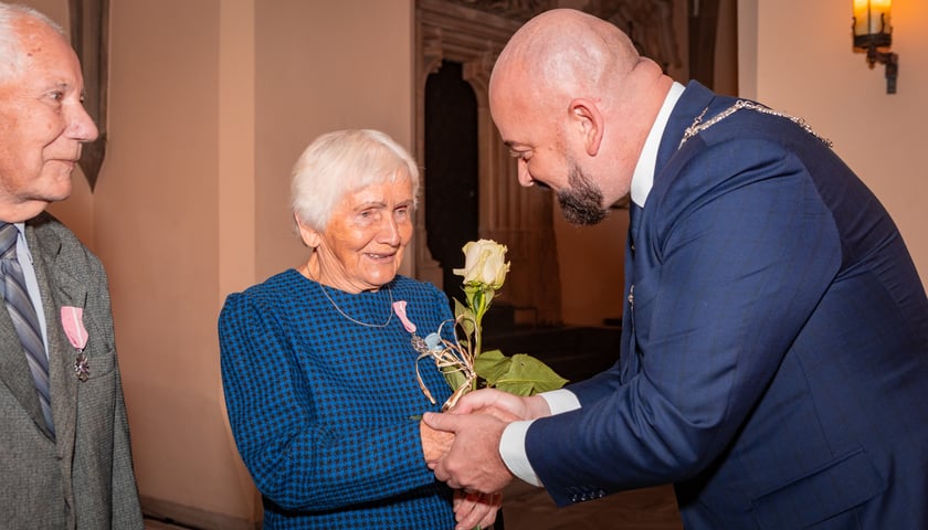 Powiększ obraz: <p>Odznaczenia wręcza prezydent Wrocławia Jacek Suryk - w imieniu Prezydenta RP</p>