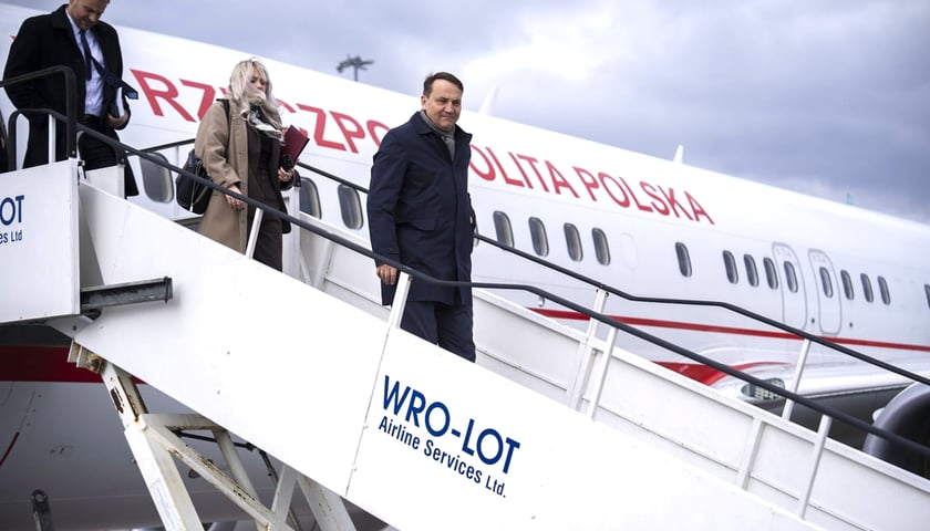 Powiększ obraz: <p>Wizyta Radosława Sikorskiego i Johanna&nbsp;Wadephula w Krzyżowej - ministrowie wylądowali na wrocławskim lotnisku</p>