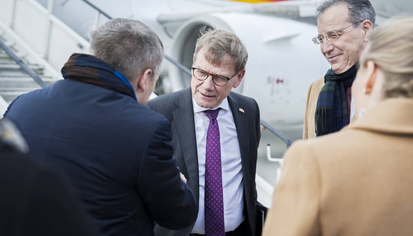 Powiększ obraz: <p>Wizyta Radosława Sikorskiego i Johanna&nbsp;Wadephula w Krzyżowej - ministrowie wylądowali na wrocławskim lotnisku</p>