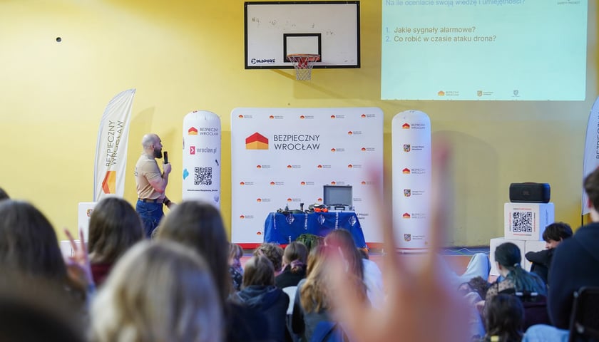 Powiększ obraz: Szkolenie w ramach programu Bezpieczny Wrocław w III Liceum Ogólnokształcącego im. Adama Mickiewicza przy ulicy Składowej 5