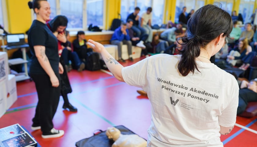 Powiększ obraz: Szkolenie w ramach programu Bezpieczny Wrocław w III Liceum Ogólnokształcącego im. Adama Mickiewicza przy ulicy Składowej 5