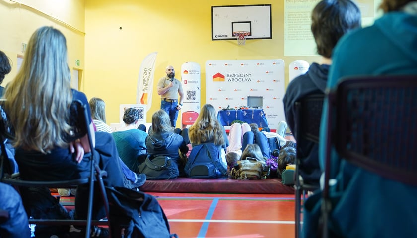 Powiększ obraz: Szkolenie w ramach programu Bezpieczny Wrocław w III Liceum Ogólnokształcącego im. Adama Mickiewicza przy ulicy Składowej 5