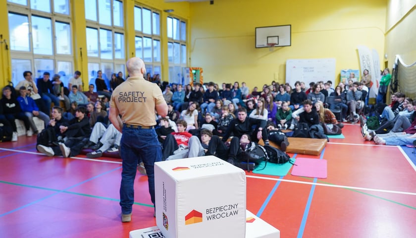 Powiększ obraz: Szkolenie w ramach programu Bezpieczny Wrocław w III Liceum Ogólnokształcącego im. Adama Mickiewicza przy ulicy Składowej 5