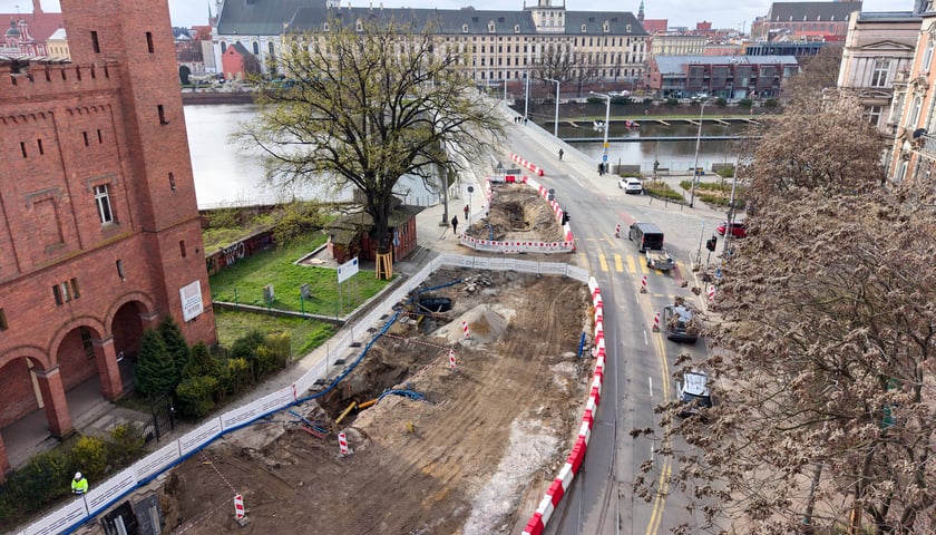 Powiększ obraz: Budowy węzła przesiadkowego Drobnera-Dubois. Widok na ulicę Drobnera - stan robót z 31 marca