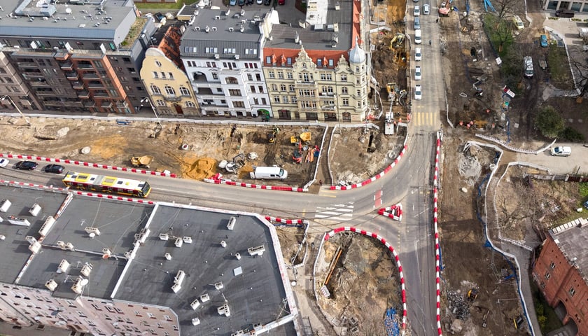 Powiększ obraz: Przebudowa ulicy Dubois (na zdjęciu z 31 marca) to jeden z elementów budowy węzła przesiadkowego Drobnera-Dubois