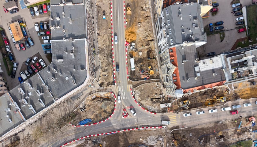 Powiększ obraz: Przebudowa ulicy Dubois (na zdjęciu z 31 marca) to jeden z elementów budowy węzła przesiadkowego Drobnera-Dubois