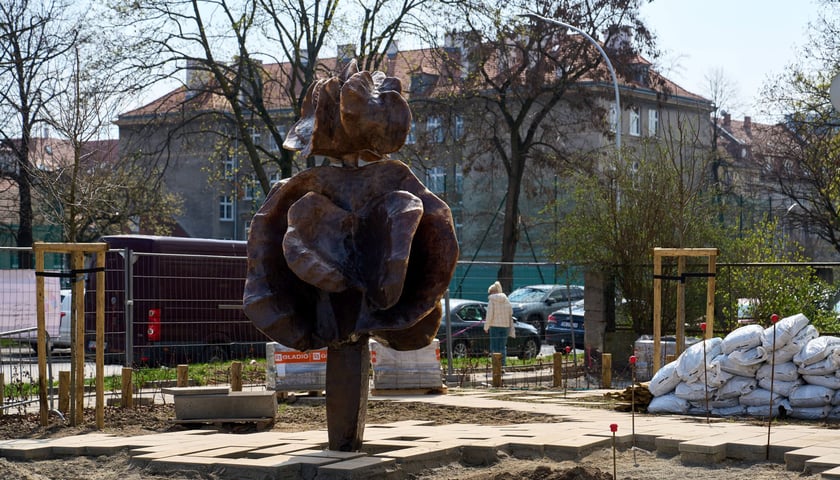 Rzeźba Święto Kwiatów stanęła na skwerze u zbiegu Sztabowej/Podchorążych