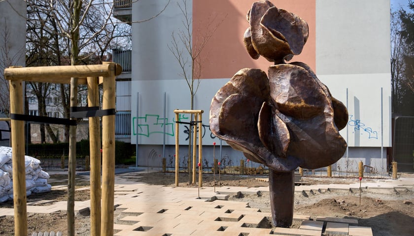Rzeźba Święto Kwiatów stanęła na skwerze u zbiegu Sztabowej/Podchorążych